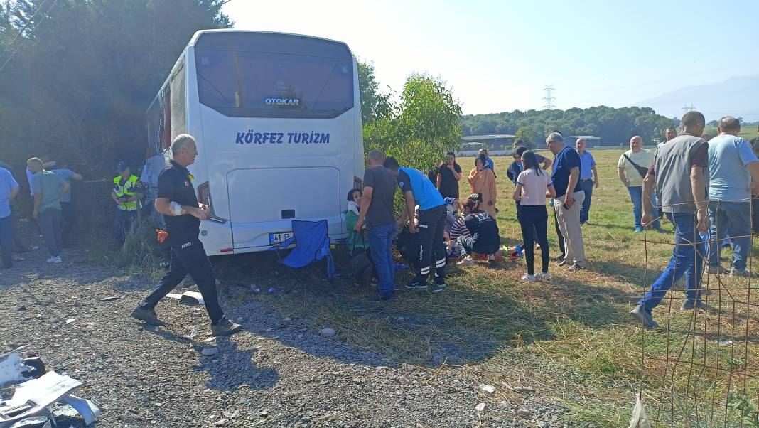 Tır ile servis midibüsü kafa kafaya çarpıştı: 1'i ağır 26 yaralı 27